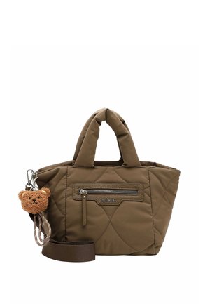 Sac à main matelassé marron avec deux courtes poignées, poche avant zippée, bandoulière amovible et porte-clés ourson attaché.
