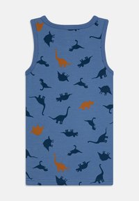 Blå ermeløs tanktop laget av myk stoff, med forskjellige dinosaur-silhuetter i mørkeblått og oransje over hele.