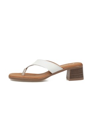 Sandalia blanca de cuero con puntera abierta, tira ancha, diseño tipo tanga, plantilla acolchada marrón y tacón bajo en bloque apilado.