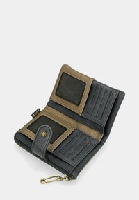 Portafoglio in pelle con una combinazione di colori nera e marrone. Caratterizzato da una chiusura con zip, slot per carte, due finestre trasparenti per documenti e un design testurizzato.