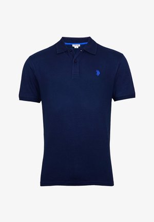 Polo de culoare albastru marin, realizat din bumbac, cu un guler cu două nasturi, mâneci scurte și un mic logo brodat pe partea stângă a pieptului.