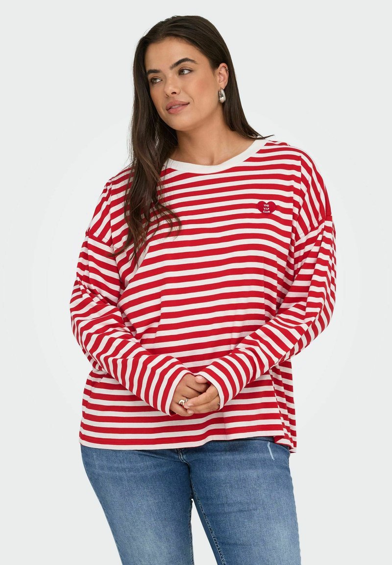 Maglietta a maniche lunghe a righe rosse e bianche con una vestibilità rilassata, scollatura rotonda e un piccolo logo a forma di cuore sul petto sinistro. Design casual.