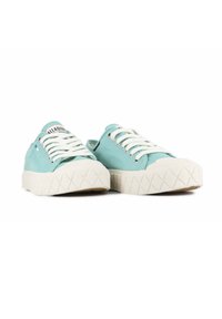 Jasnoniebieskie płócienne trampki charakteryzują się białymi sznurówkami, teksturowaną, off-white gumową podeszwą z diamentowym wzorem oraz oznaczeniem na języku.