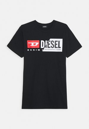 Schwarzes Diesel T-Shirt mit kurzen Ärmeln, roten und weißen rechteckigen Logos und dem Text "DIESEL DENIM FOR SUCCESSFUL LIVING" auf der Vorderseite.