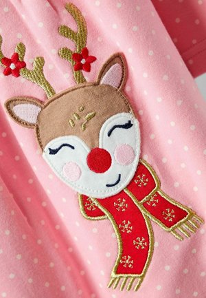 Tessuto rosa con pois bianchi che presenta un cervo ricamato. Il cervo ha corna dorate, un naso rosso e una sciarpa rossa con accenti dorati.