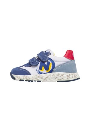 Sneaker sportiva per bambini con camoscio blu, pannelli bianchi, tallone rosso, logo "N" con accenti gialli e due cinturini in velcro blu.