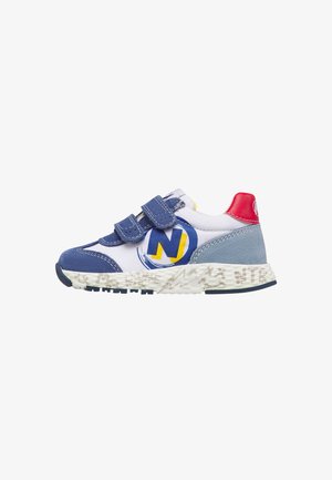 Sneaker sportiva per bambini con camoscio blu, pannelli bianchi, tallone rosso, logo "N" con accenti gialli e due cinturini in velcro blu.