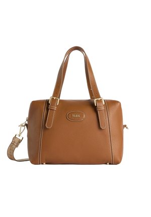 Braune Handtasche aus genarbtem Leder mit zwei Griffen, verstellbarem Schultergurt, goldenen Beschlägen und einem Markenlogo-Patch in der Mitte der Vorderseite.