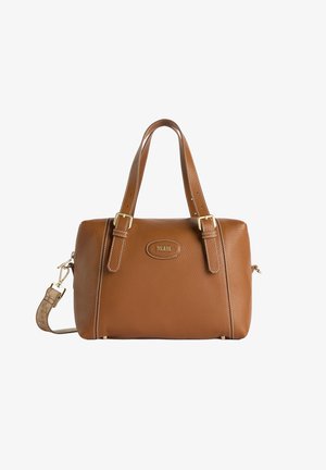 Braune Handtasche aus genarbtem Leder mit zwei Griffen, verstellbarem Schultergurt, goldenen Beschlägen und einem Markenlogo-Patch in der Mitte der Vorderseite.