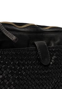 Borsa nera in pelle con motivo intrecciato, zip con denti dorati e dettaglio in pelle liscia sulla tasca frontale.