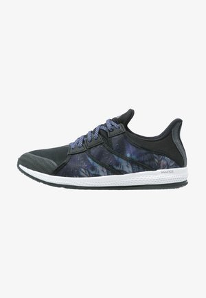 Scarpe sportive leggere con tomaia in tessuto misto nero e blu, dettagli riflettenti e suola imbottita bianca per il massimo comfort.