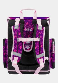 Zaino con base nera, tessuto a fantasia viola con dettagli rosa. Spallacci regolabili, design ergonomico e numerosi scomparti.