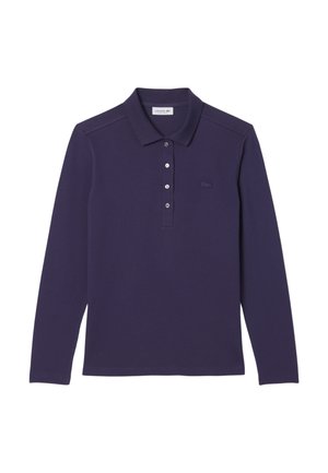 Långärmad polo i mörklila bomull. Har en krage, treknappsknäppning och broderad logotyp på bröstet. Slät textur.