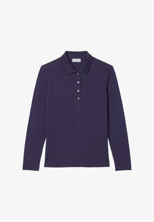 Donkerpaars katoenen lange mouw polo shirt. Voorzien van een kraag, knoopsluiting met drie knopen en een geborduurd logo op de borst. Vlotte textuur.