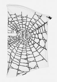 Gaiter de cuello de tela blanca que presenta un patrón de telaraña negra con un logotipo central y un detalle de botón a presión en la esquina inferior.
