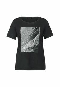 Černé tričko s krátkým rukávem s šedým abstraktním mramorovým vzorem a bílým textem, který zní "Řekni ano novým dobrodružstvím a sbírej vzpomínky a okamžiky."