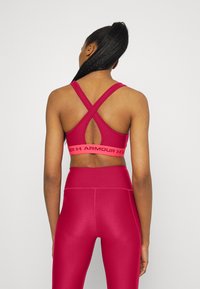 Under Armour CROSSBACK MID BRA - Sutiã desportivo de suporte médio - black rose/penta pink/black rose