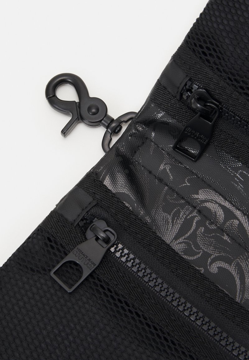 Damen Handtaschen | Versace Jeans Couture COATED BAROQUE UNISEX Umhängetasche black/schwarz - CO44066 Damen Handtaschen | Versace Jeans Couture COATED BAROQUE UNISEX Umhängetasche black/schwarz - CO44066