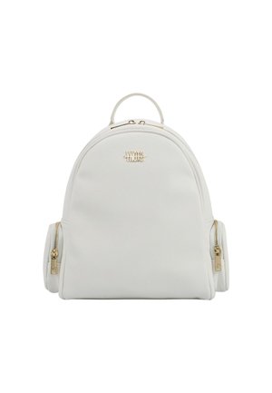 Zaino in finta pelle bianca con forma arrotondata, dettagli in metallo dorato, tasche laterali con zip e manico superiore. Logo visibile sul fronte.