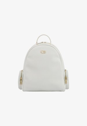 Zaino in finta pelle bianca con forma arrotondata, dettagli in metallo dorato, tasche laterali con zip e manico superiore. Logo visibile sul fronte.