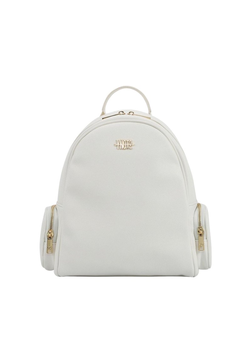Zaino in finta pelle bianca con forma arrotondata, dettagli in metallo dorato, tasche laterali con zip e manico superiore. Logo visibile sul fronte.