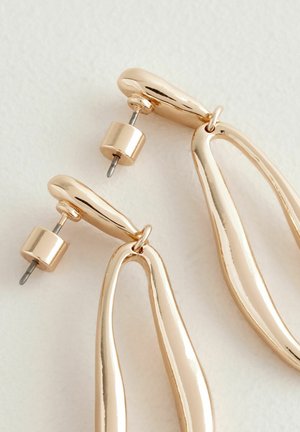 Guldtonede metaløreringe med forlænget, dråbeform. Har en poleret overflade og en cirkulær stud med en nål til sikker lukning.