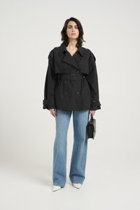 Must armastus must trench coat topeltniiudega, laia kraega ja vöid. Kombineeritud helesiniste flared teksade ja valgete terava nina kontsakingadega.