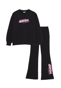 Felpa nera e pantaloni svasati abbinati realizzati in morbido tessuto. Presenta il logo rosa "Danza" sul davanti e sulla parte bassa della gamba.