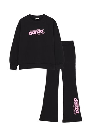 Felpa nera e pantaloni svasati abbinati realizzati in morbido tessuto. Presenta il logo rosa "Danza" sul davanti e sulla parte bassa della gamba.