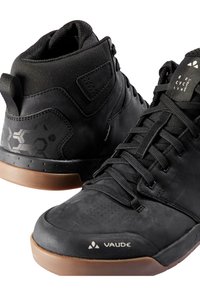 Baskets montantes de sport noires en matériau synthétique avec une surface texturée, semelle en caoutchouc et design à lacets. Présente un logo et un motif géométrique.