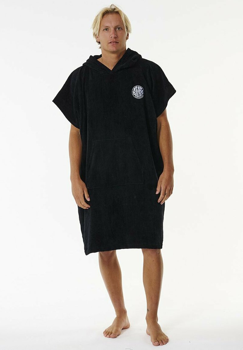 Poncho asciugamano nero con cappuccio, realizzato in tessuto testurizzato, dotato di una tasca frontale e un logo circolare sul petto. Maniche corte, lunghezza fino al ginocchio.
