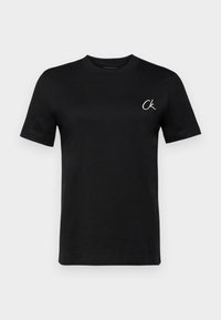 Černé bavlněné tričko s kulatým výstřihem, krátkými rukávy a malým bílým logem "CK" na levé hrudi. Hladká textura, klasický střih.