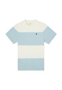 Camiseta de rayas azul claro y crema con cuello redondo y mangas cortas. Presenta un pequeño logo azul oscuro en el pecho. Tejido de algodón suave.