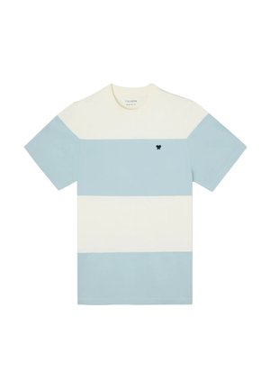 Camiseta de rayas azul claro y crema con cuello redondo y mangas cortas. Presenta un pequeño logo azul oscuro en el pecho. Tejido de algodón suave.