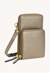 Wristlet en cuir texturé or compact avec deux compartiments zippés et une anse détachable avec des fermoirs en métal doré.