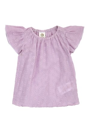 Lila bluzka z krótkim rękawem z haftowanym kwiatowym wzorem, z elastycznym dekoltem i falbanami na rękawach, zaprojektowana dla dziecka.