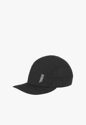 Černá kšiltovka s prohnutým kšiltem, vyrobená z lehké tkaniny. Obsahuje síťované panely pro prodyšnost a reflexní logo na boku.