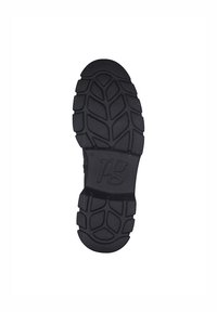Černá podrážka boty s robustním vzorem pro trakci a centrálním vyvýšeným logem. Navrženo pro trvanlivost a přilnavost.