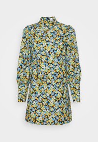 Robe fleurie avec un col montant, des manches longues bouffantes et un fond noir. Le motif présente des fleurs bleues et jaunes réparties sur toute la surface.