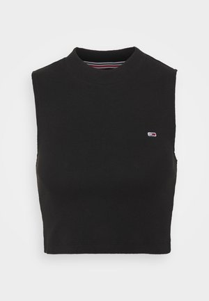 Débardeur cropped noir à côtes avec col montant. Présente un petit logo brodé en rouge et blanc sur la partie gauche de la poitrine.