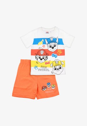Set Paw Patrol per bambini con una maglietta bianca con strisce blu, rosse e gialle e immagini dei personaggi; abbinato a pantaloncini arancioni con stampe dei personaggi.