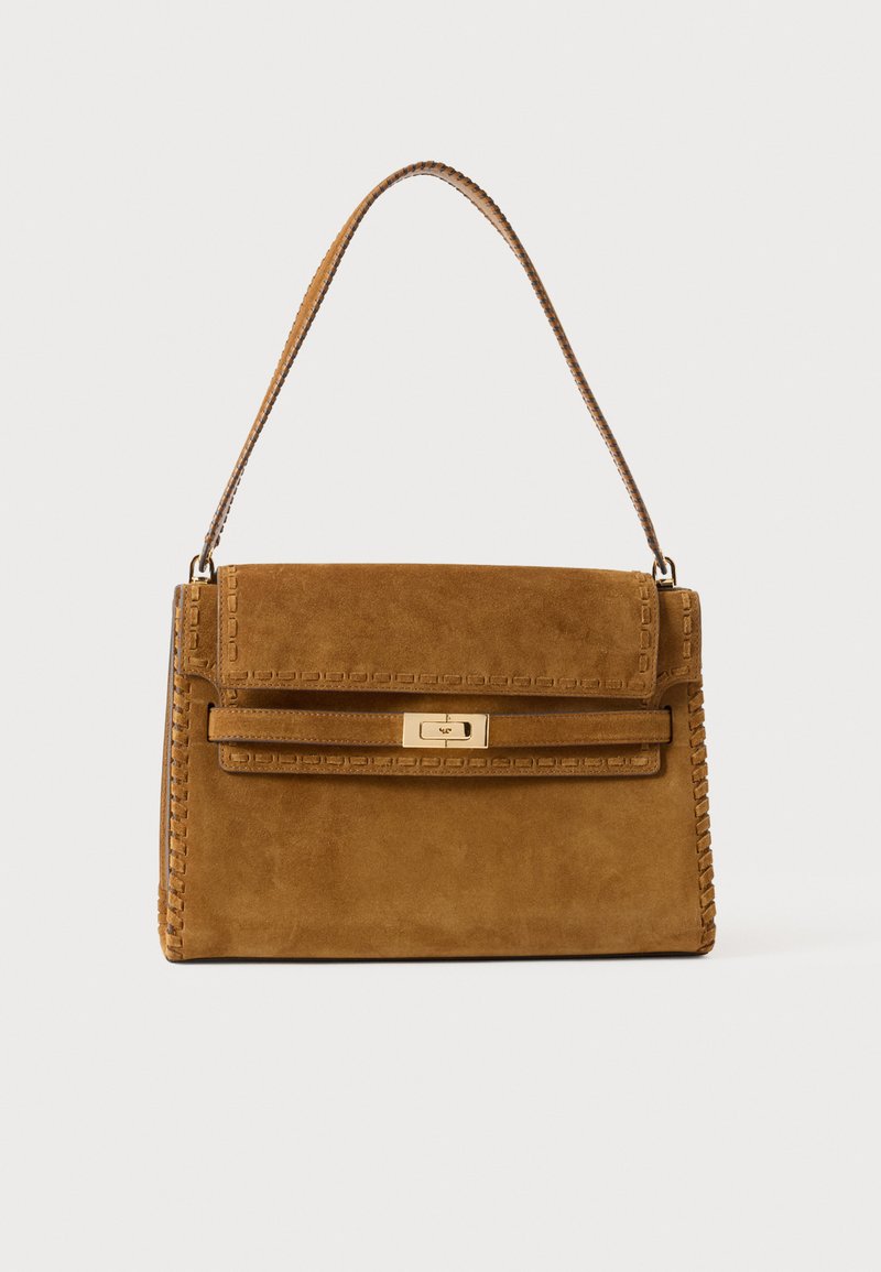 Borsa a mano in camoscio marrone con una forma strutturata, dettaglio intrecciato lungo i lati e chiusura con fibbia in metallo color oro sulla parte anteriore.