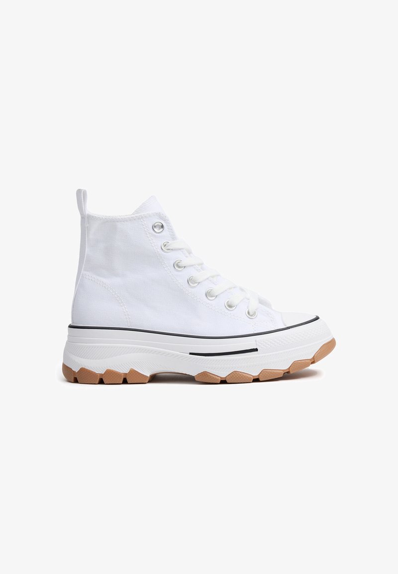 Zapatilla alta blanca de lona con ojales circulares, cordones planos y una suela de goma gruesa y texturizada con un dibujo color goma.