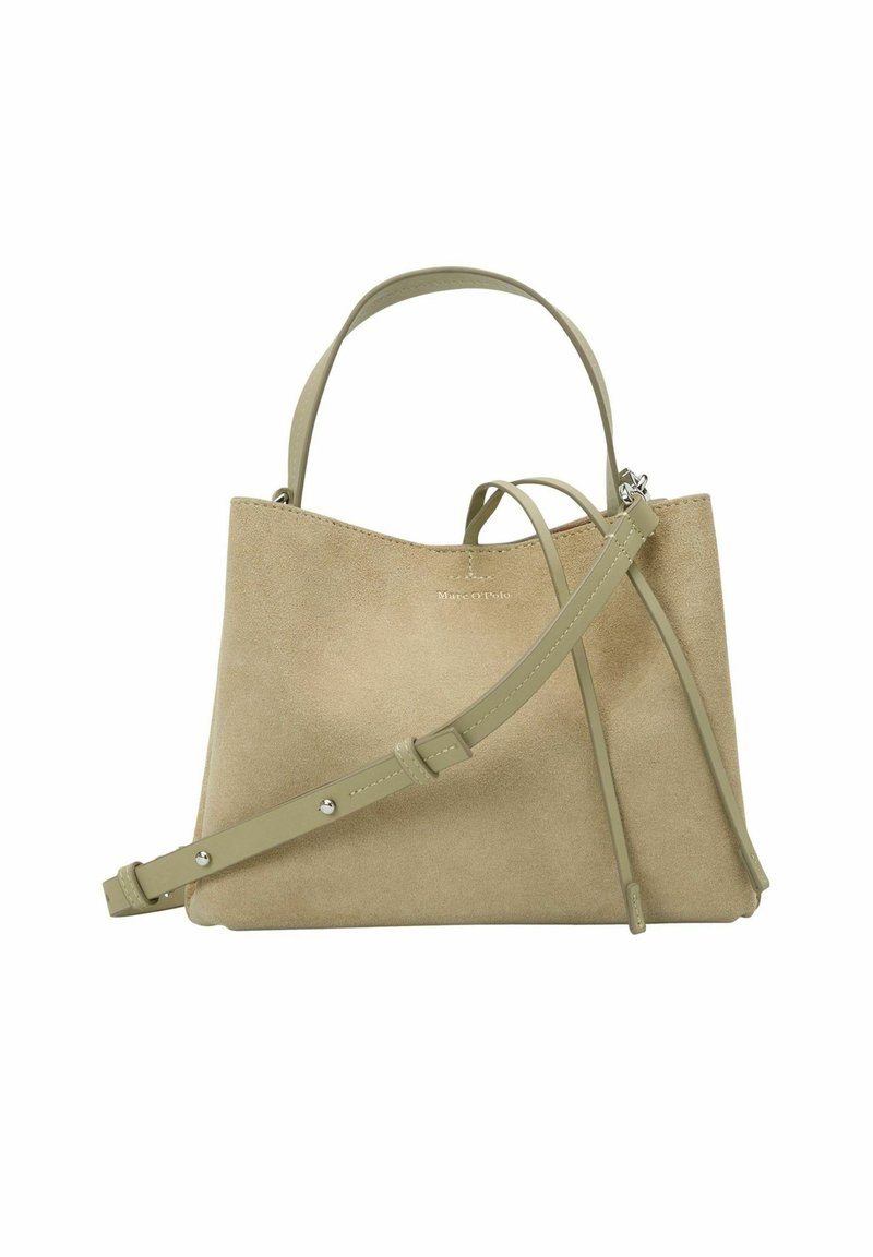 Beige Wildleder-Handtasche mit zwei kurzen Griffen, einem verstellbaren Schultergurt und einer dezenten Logo-Prägung auf der Vorderseite.
