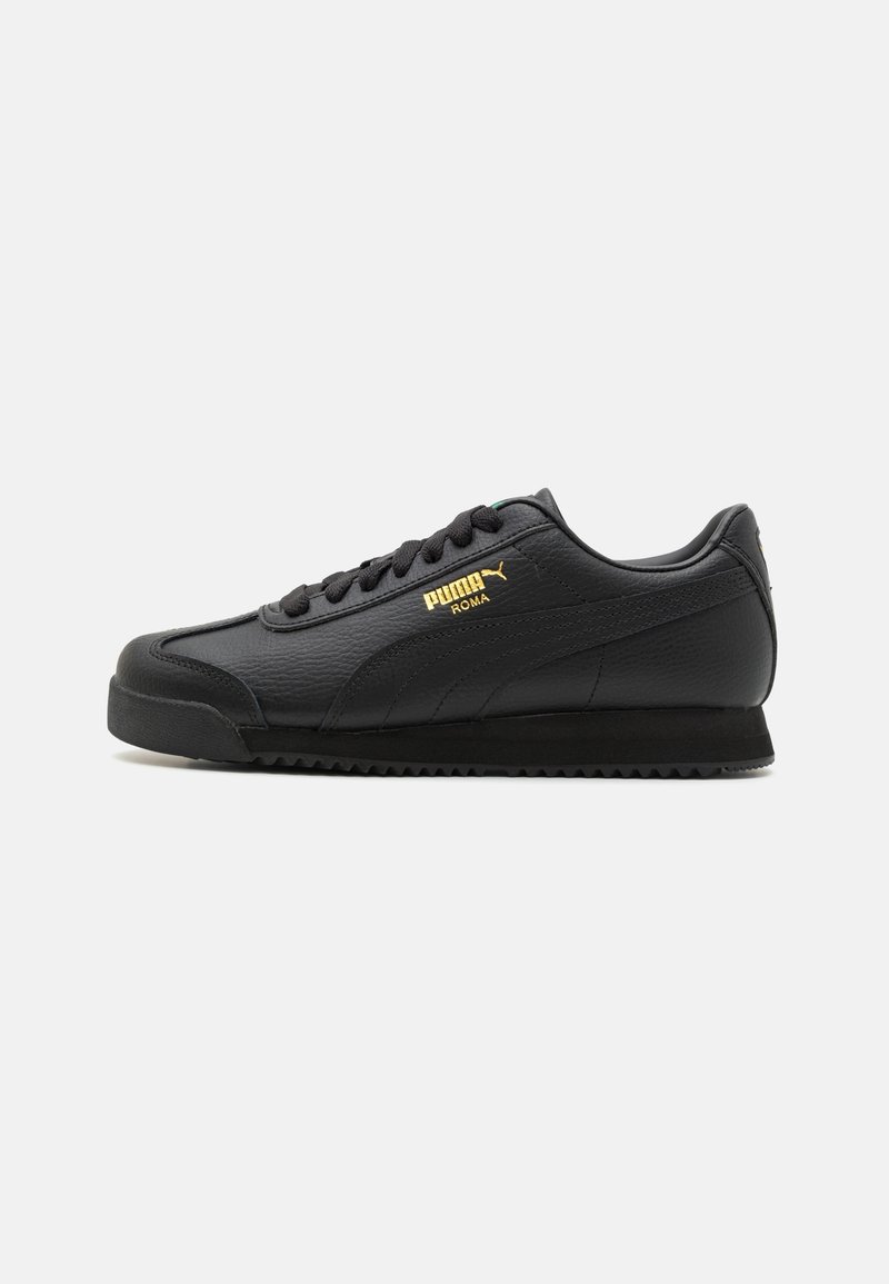 Baskets basses Puma Roma noires avec logo doré, cuir texturé, lacets à l'avant et semelle rainurée sur fond blanc.