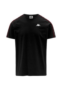 Camiseta de algodón negra con mangas cortas, con rayas laterales rojas y un logo blanco de Kappa en el pecho, cuello redondo.