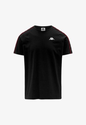 Camiseta de algodón negra con mangas cortas, con rayas laterales rojas y un logo blanco de Kappa en el pecho, cuello redondo.