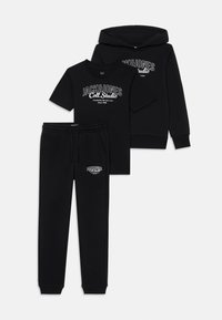 Ensemble de survêtement en coton noir comprenant un sweatshirt à capuche, un t-shirt et un pantalon de jogging. Chaque pièce affiche un texte logo blanc sur le devant.