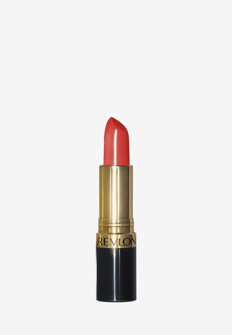 Revlon lippenstift in een gouden en zwarte tube. De lippenstift heeft een conische vorm en een levendige koraal-rode kleur met een gladde, glanzende textuur.