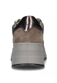 Vista posteriore di una scarpa da ginnastica caratterizzata da una combinazione di camoscio marrone e accenti metallici, con una suola spessa grigia e dettagli testurizzati.